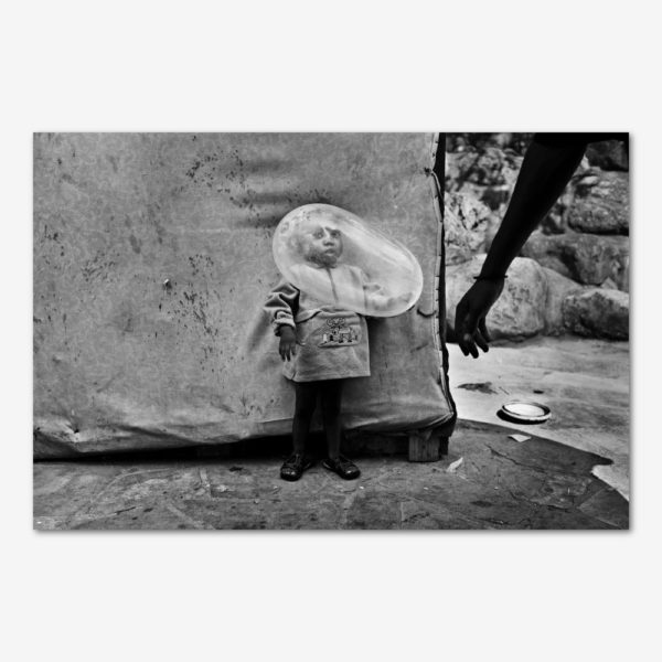 Dreng med kondom i lejr i Haiti. Foto Klaus Bo.